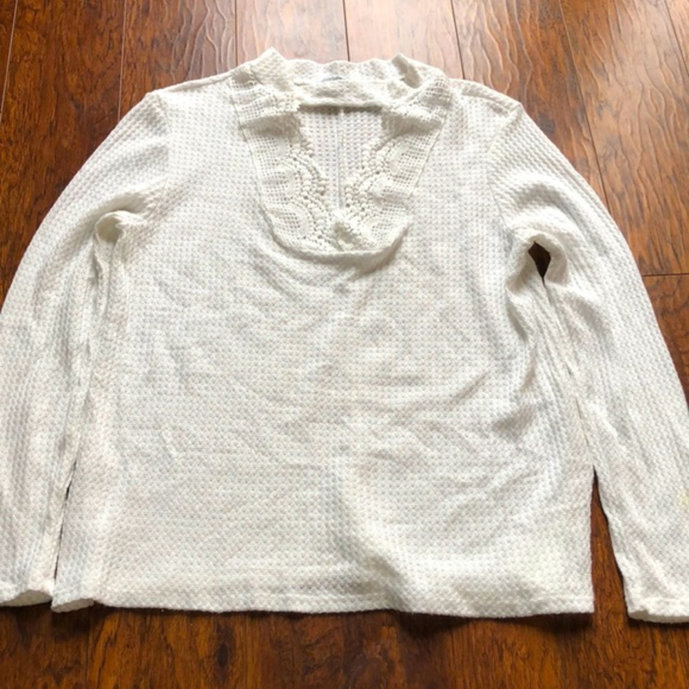White top‎ like light sweater